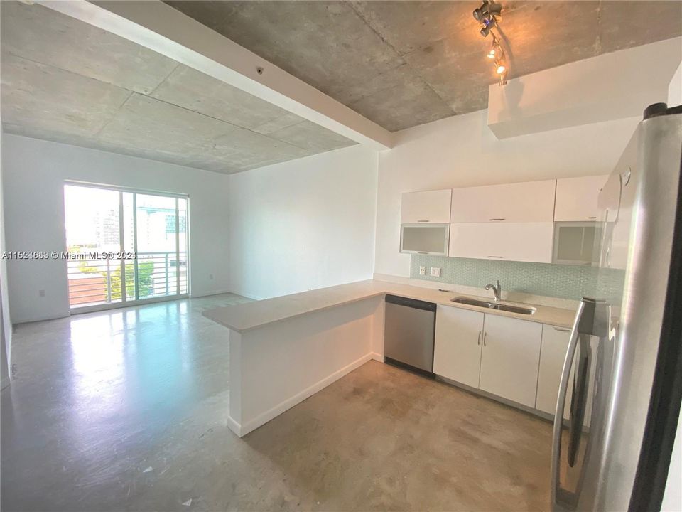 For Sale: $380,000 (1 beds, 1 baths, 685 Square Feet)