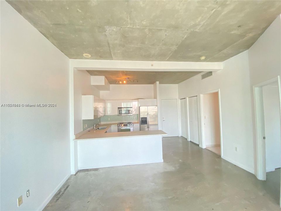 For Sale: $380,000 (1 beds, 1 baths, 685 Square Feet)