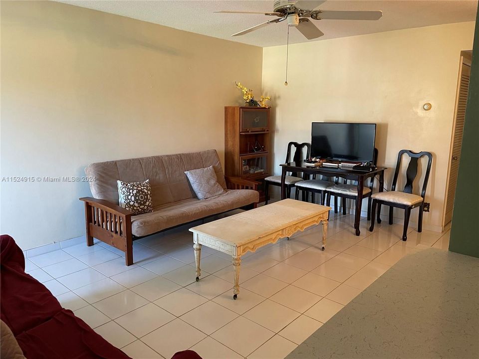 For Sale: $120,000 (1 beds, 1 baths, 720 Square Feet)