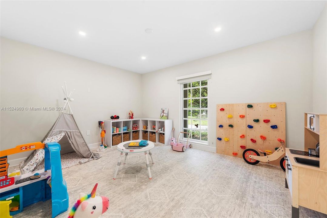 Active With Contract: $4,000,000 (5 beds, 4 baths, 3578 Square Feet)