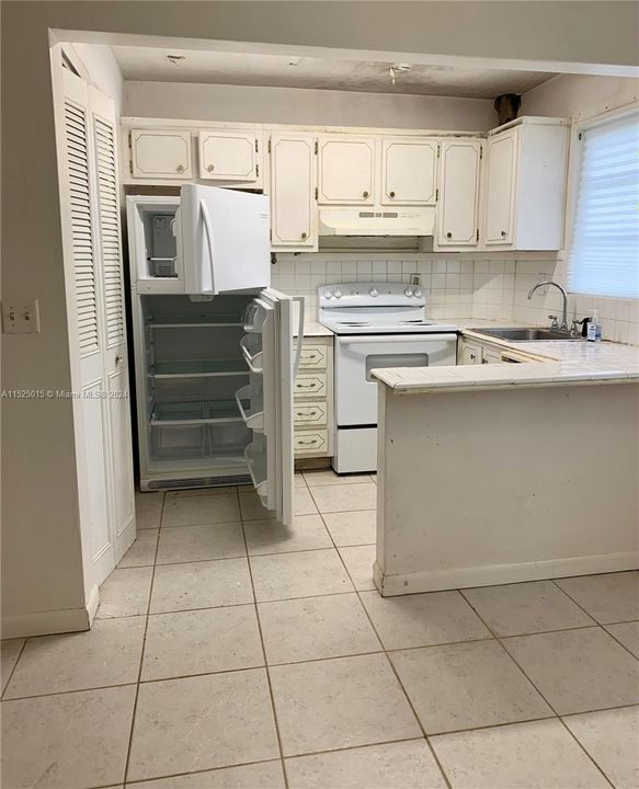 For Sale: $139,000 (1 beds, 1 baths, 640 Square Feet)