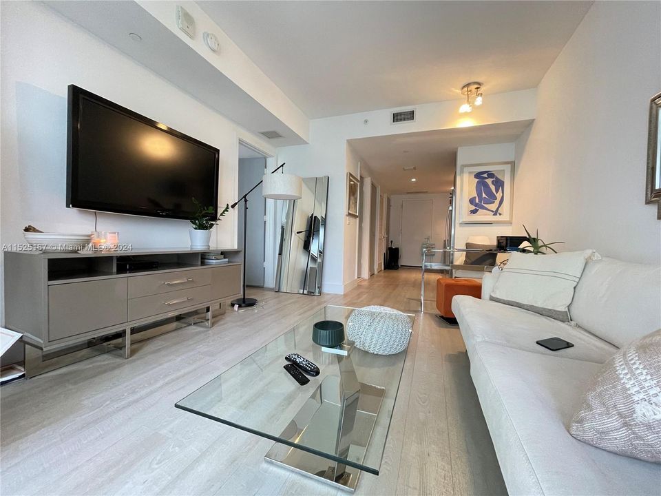 For Sale: $460,000 (1 beds, 1 baths, 607 Square Feet)