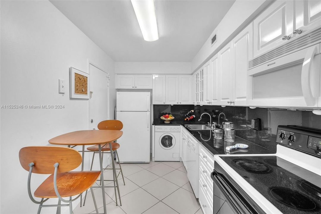 For Sale: $359,000 (1 beds, 1 baths, 910 Square Feet)