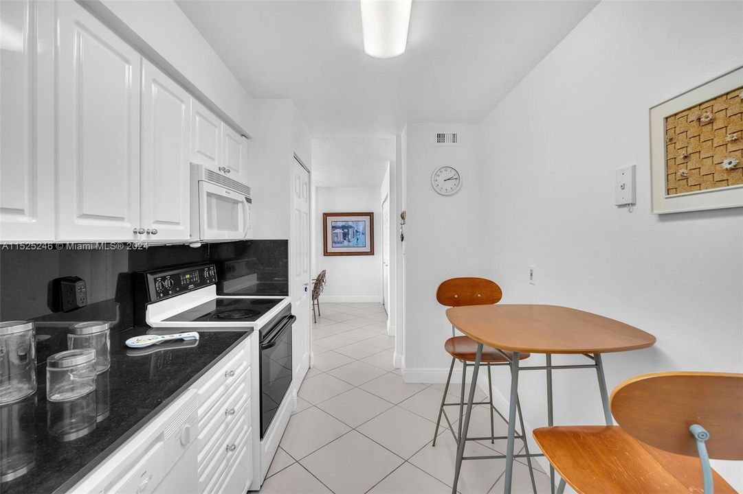 For Sale: $359,000 (1 beds, 1 baths, 910 Square Feet)