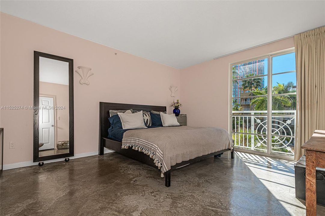 For Sale: $1,175,000 (2 beds, 2 baths, 1155 Square Feet)