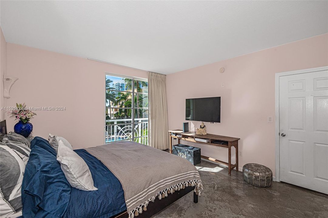 For Sale: $1,175,000 (2 beds, 2 baths, 1155 Square Feet)