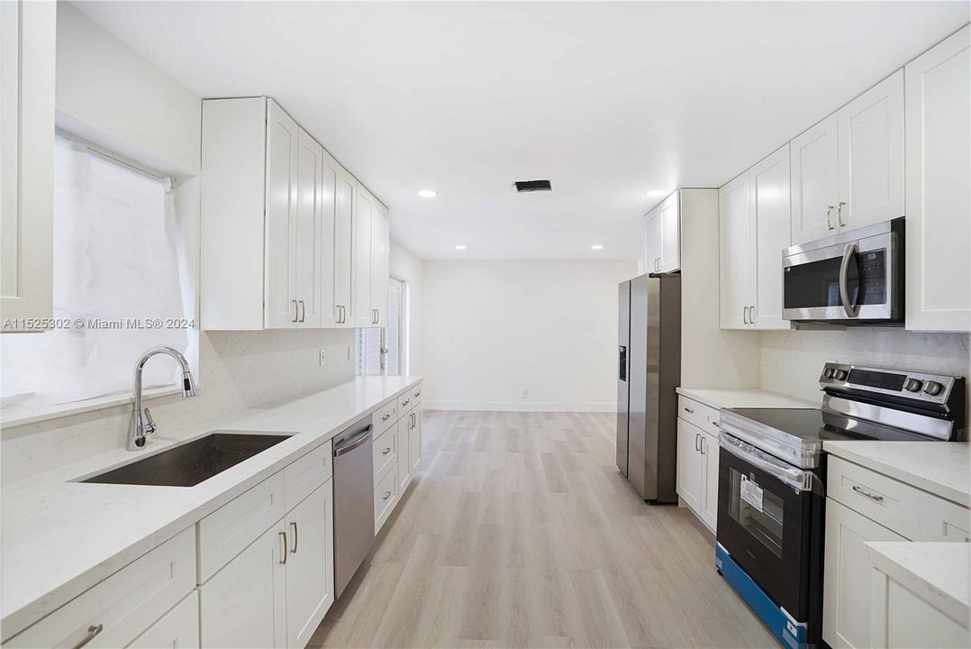 Vendido Recientemente: $439,900 (4 camas, 2 baños, 1516 Pies cuadrados)