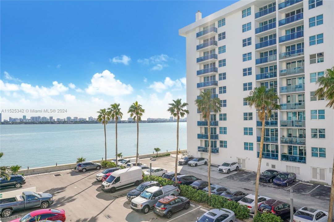 Recently Sold: $299,000 (1 beds, 1 baths, 825 Square Feet)