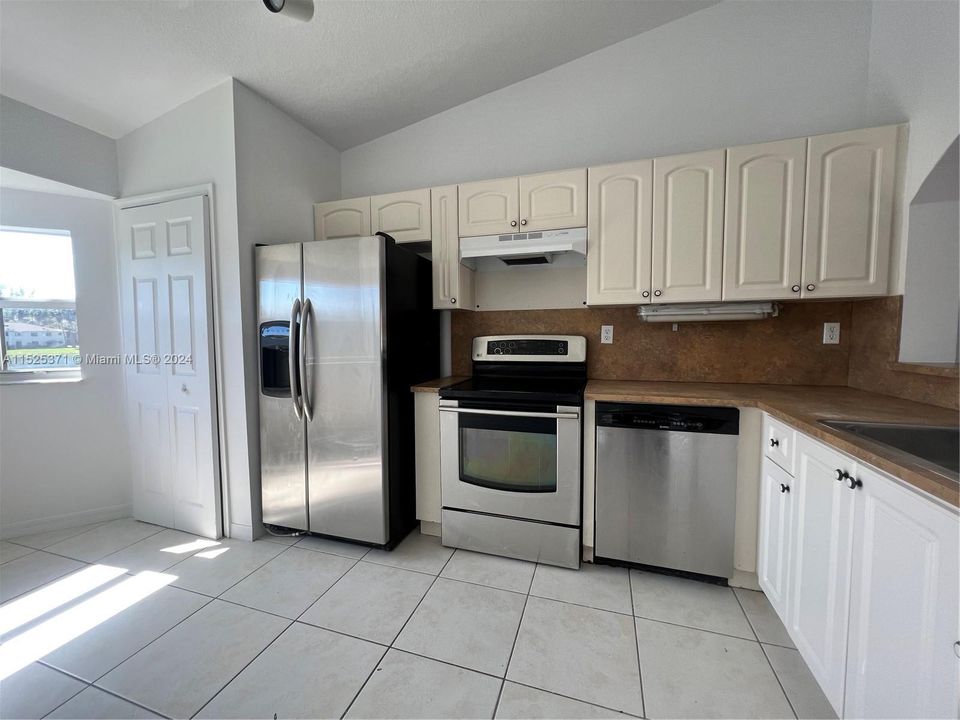 Active With Contract: $259,000 (2 beds, 2 baths, 815 Square Feet)
