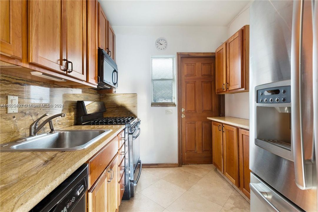 Recently Sold: $255,000 (2 beds, 2 baths, 930 Square Feet)