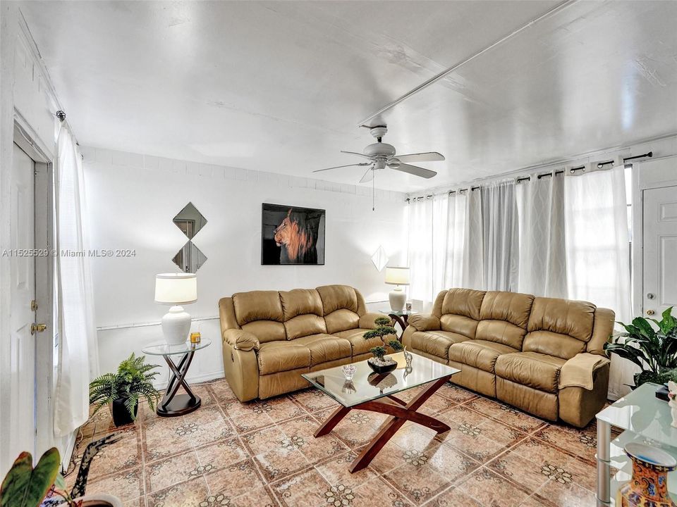 Recently Sold: $450,000 (3 beds, 1 baths, 1445 Square Feet)