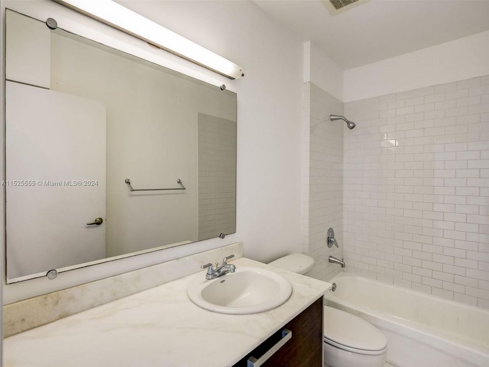 For Sale: $559,000 (2 beds, 2 baths, 1041 Square Feet)