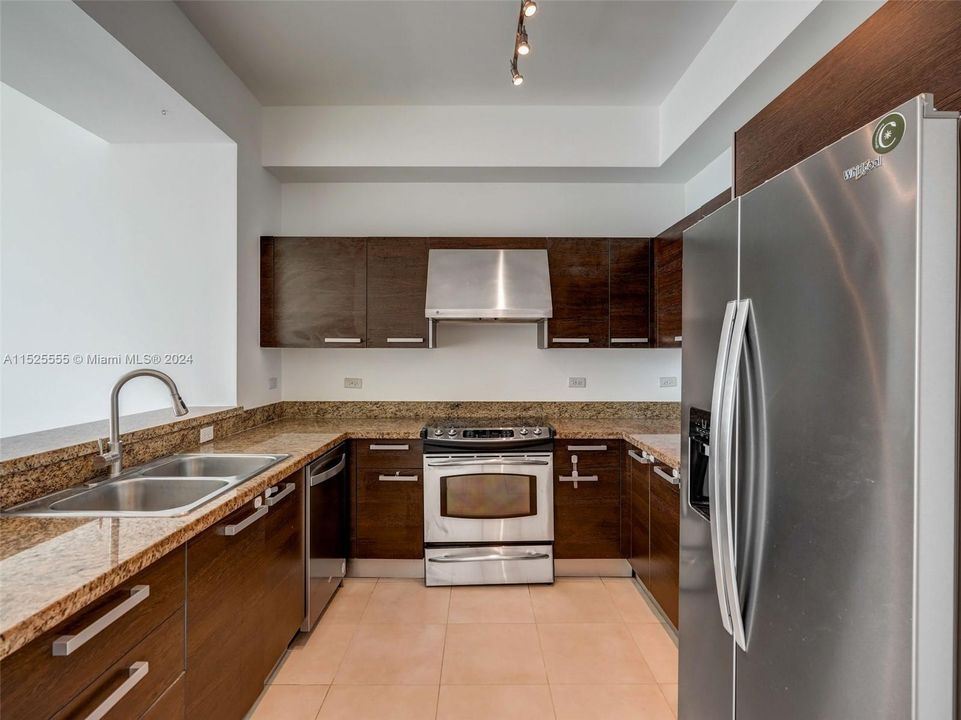 For Sale: $559,000 (2 beds, 2 baths, 1041 Square Feet)