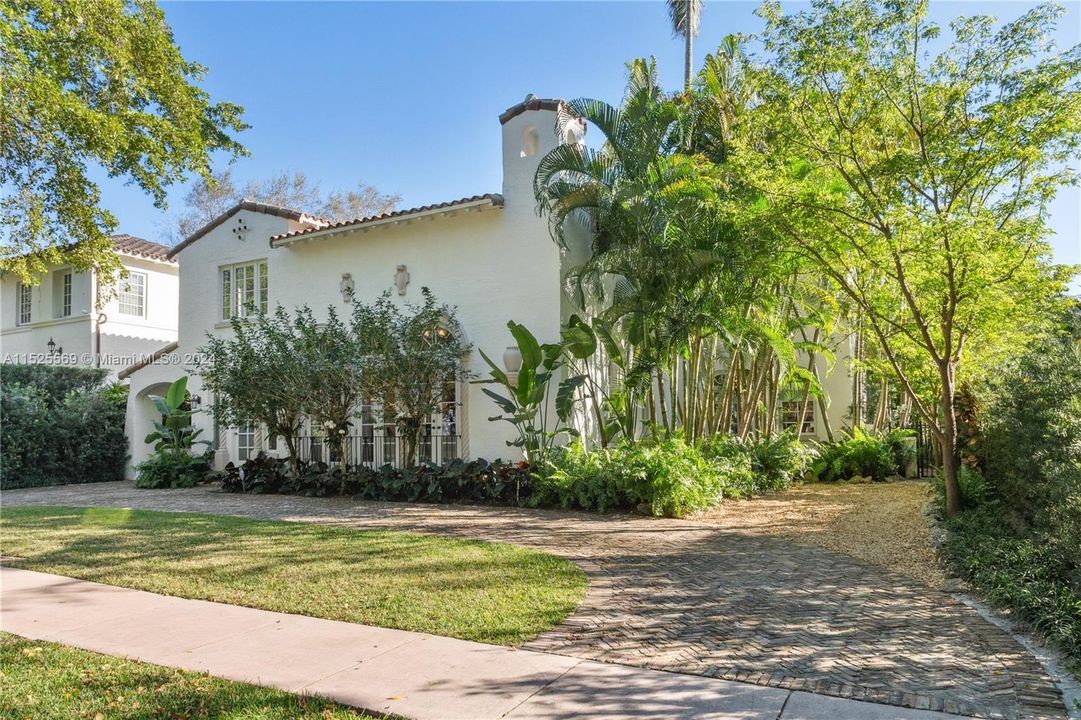 Recently Sold: $3,200,000 (4 beds, 4 baths, 3030 Square Feet)