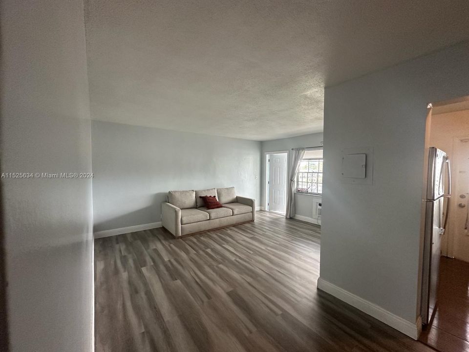 Active With Contract: $169,000 (1 beds, 1 baths, 620 Square Feet)