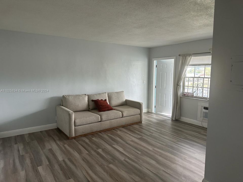 Active With Contract: $169,000 (1 beds, 1 baths, 620 Square Feet)