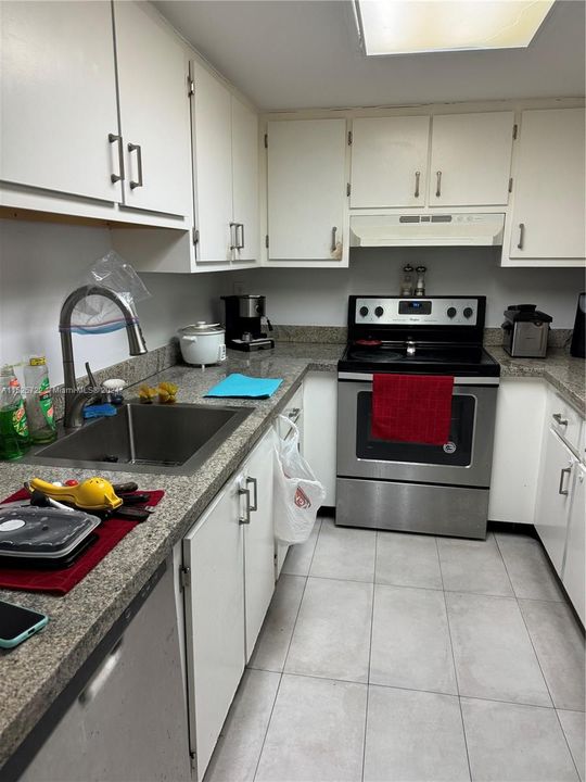For Sale: $305,000 (2 beds, 1 baths, 814 Square Feet)