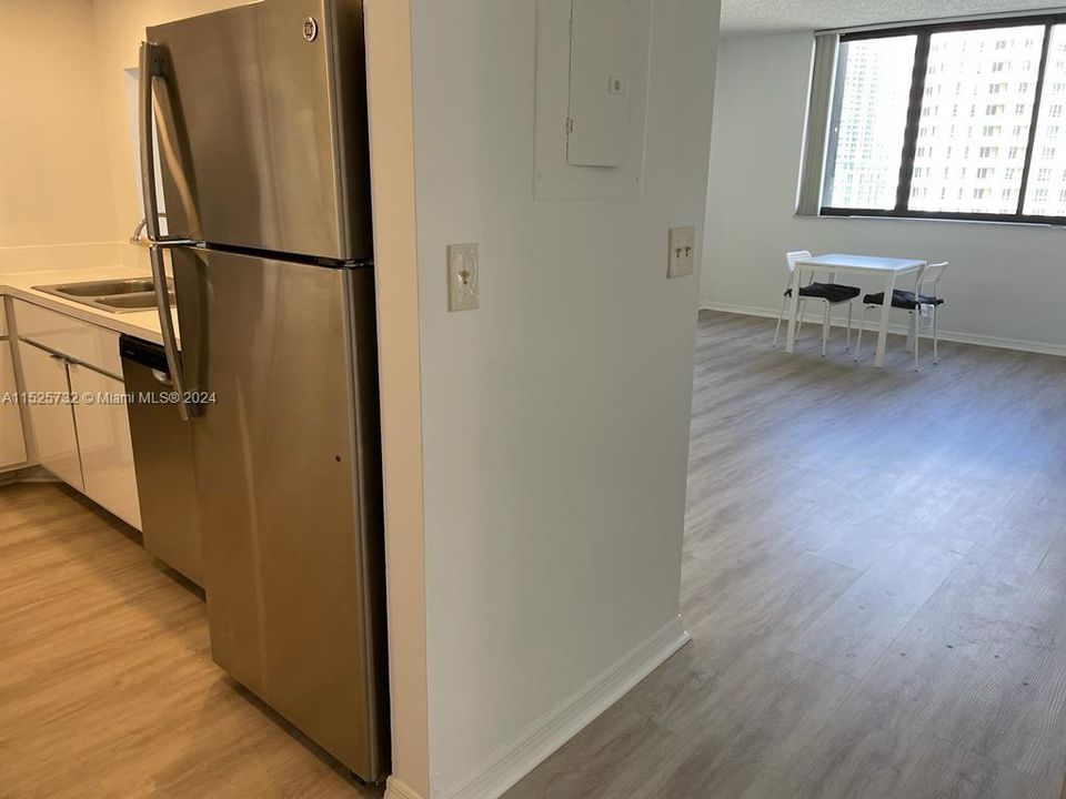 For Sale: $375,000 (1 beds, 1 baths, 700 Square Feet)