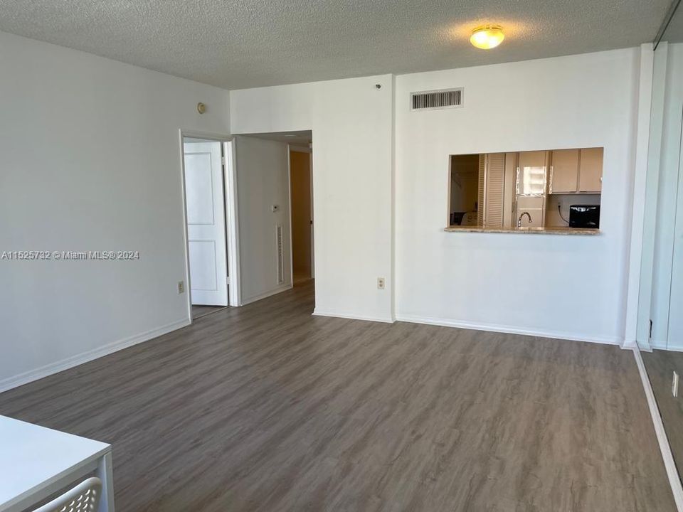 For Sale: $375,000 (1 beds, 1 baths, 700 Square Feet)