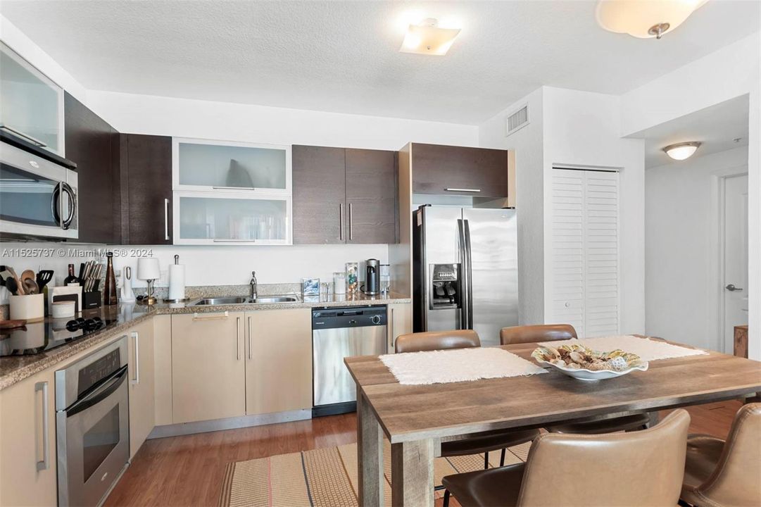 For Sale: $339,500 (1 beds, 1 baths, 677 Square Feet)