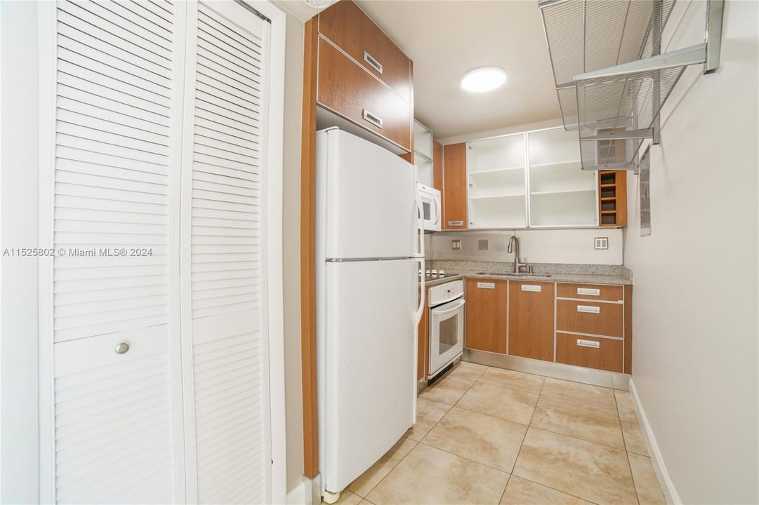 For Sale: $252,000 (1 beds, 1 baths, 712 Square Feet)