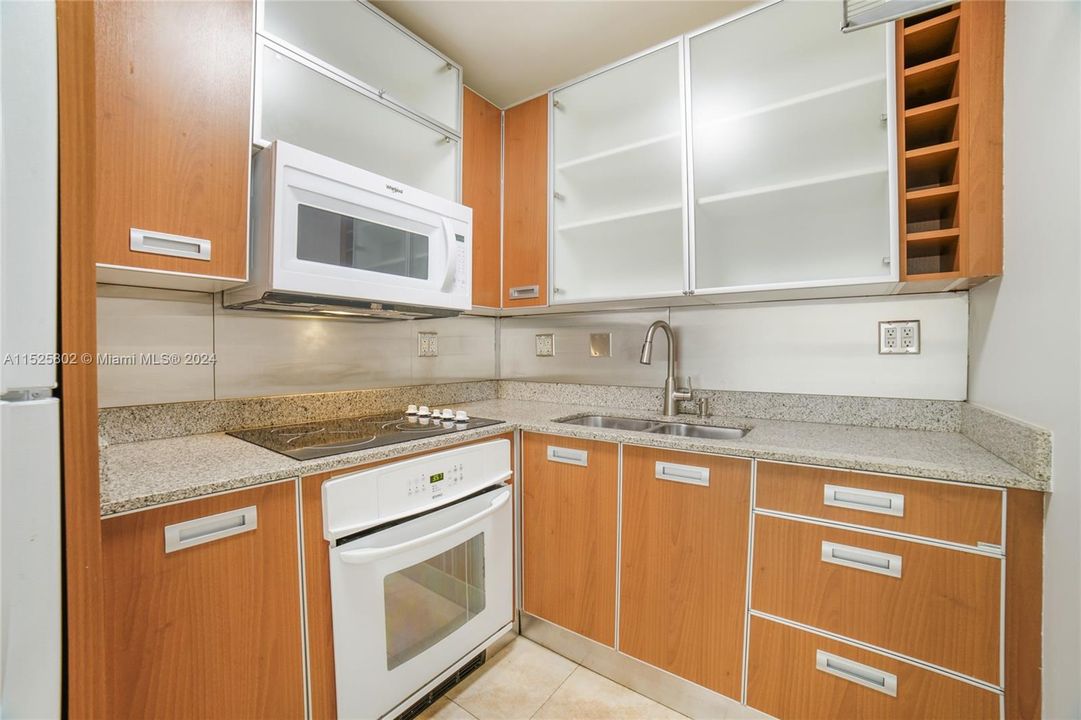 For Sale: $252,000 (1 beds, 1 baths, 712 Square Feet)