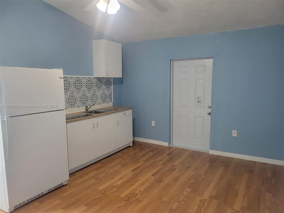 Recently Rented: $1,350 (1 beds, 1 baths, 0 Square Feet)