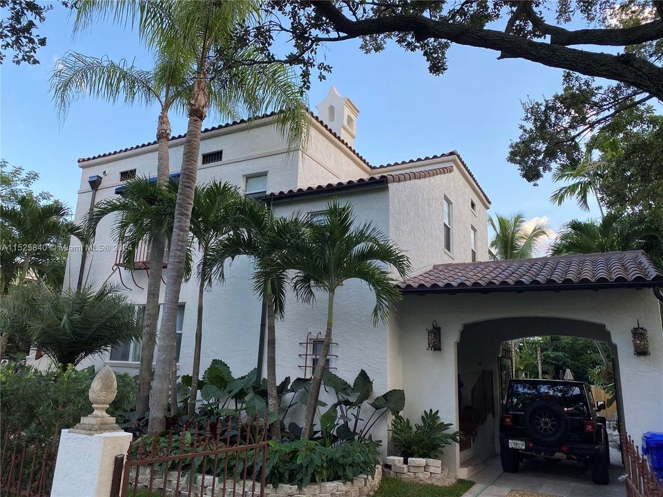 Recently Sold: $2,995,000 (4 beds, 3 baths, 2852 Square Feet)