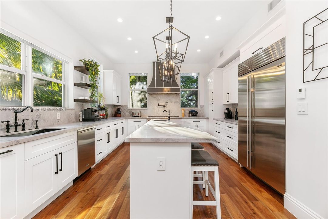 Recently Sold: $2,995,000 (4 beds, 3 baths, 2852 Square Feet)