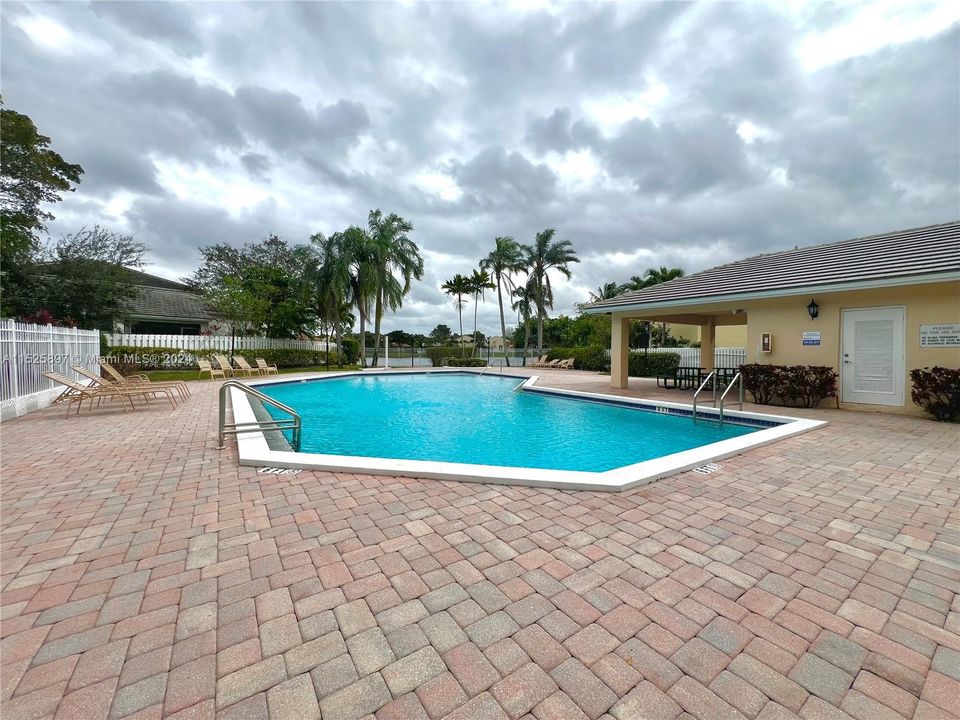 Recently Sold: $569,000 (4 beds, 2 baths, 1628 Square Feet)