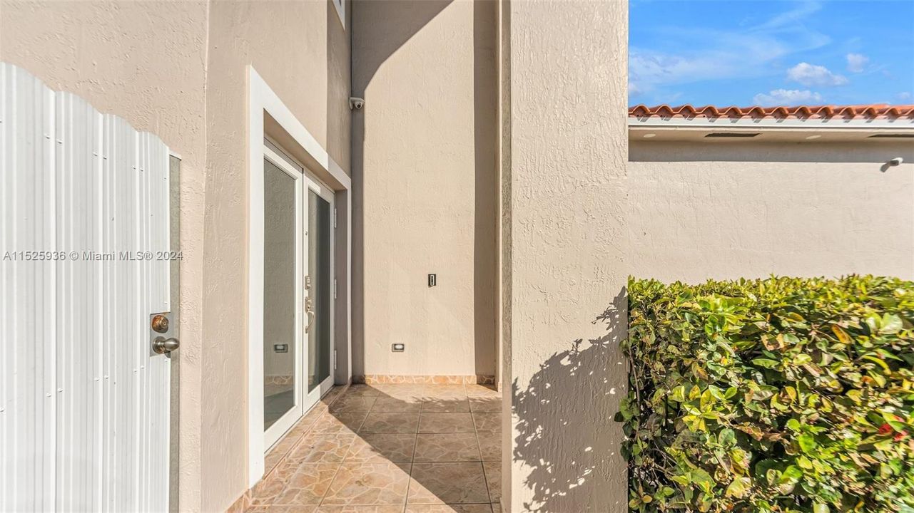 Recently Sold: $699,999 (3 beds, 2 baths, 2084 Square Feet)