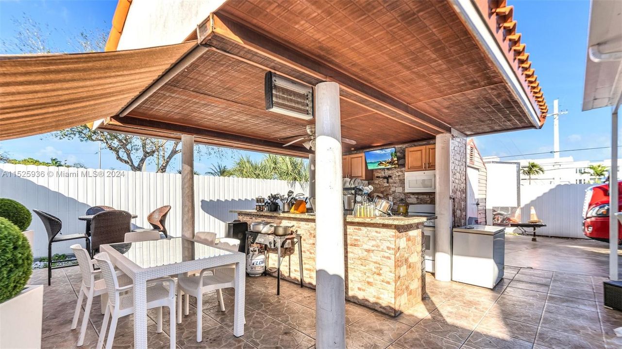 Recently Sold: $699,999 (3 beds, 2 baths, 2084 Square Feet)