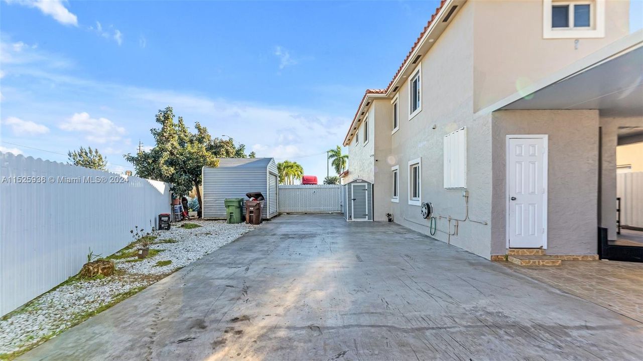 Recently Sold: $699,999 (3 beds, 2 baths, 2084 Square Feet)