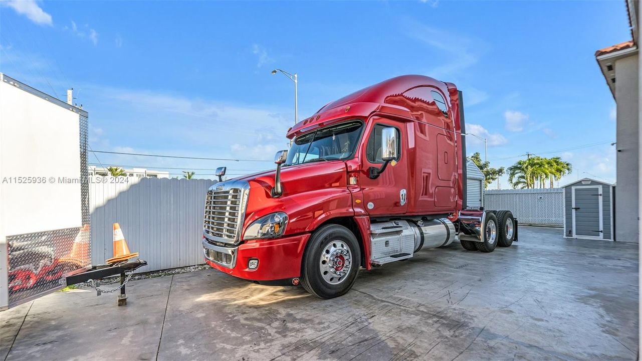 Photographed with truck so you can visualize the space