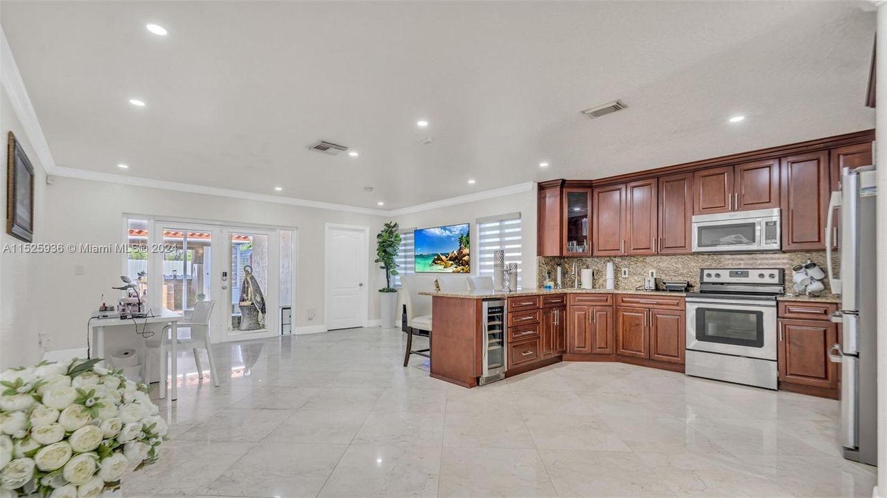 Recently Sold: $699,999 (3 beds, 2 baths, 2084 Square Feet)