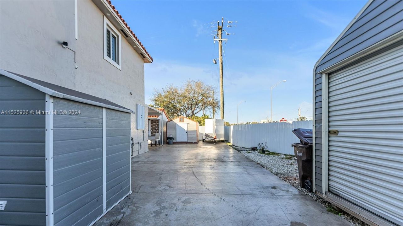 Recently Sold: $699,999 (3 beds, 2 baths, 2084 Square Feet)