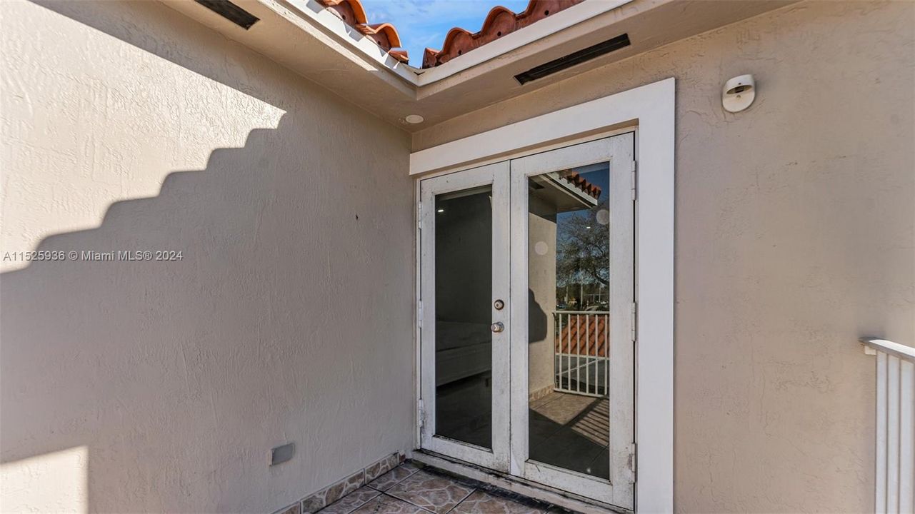 Recently Sold: $699,999 (3 beds, 2 baths, 2084 Square Feet)