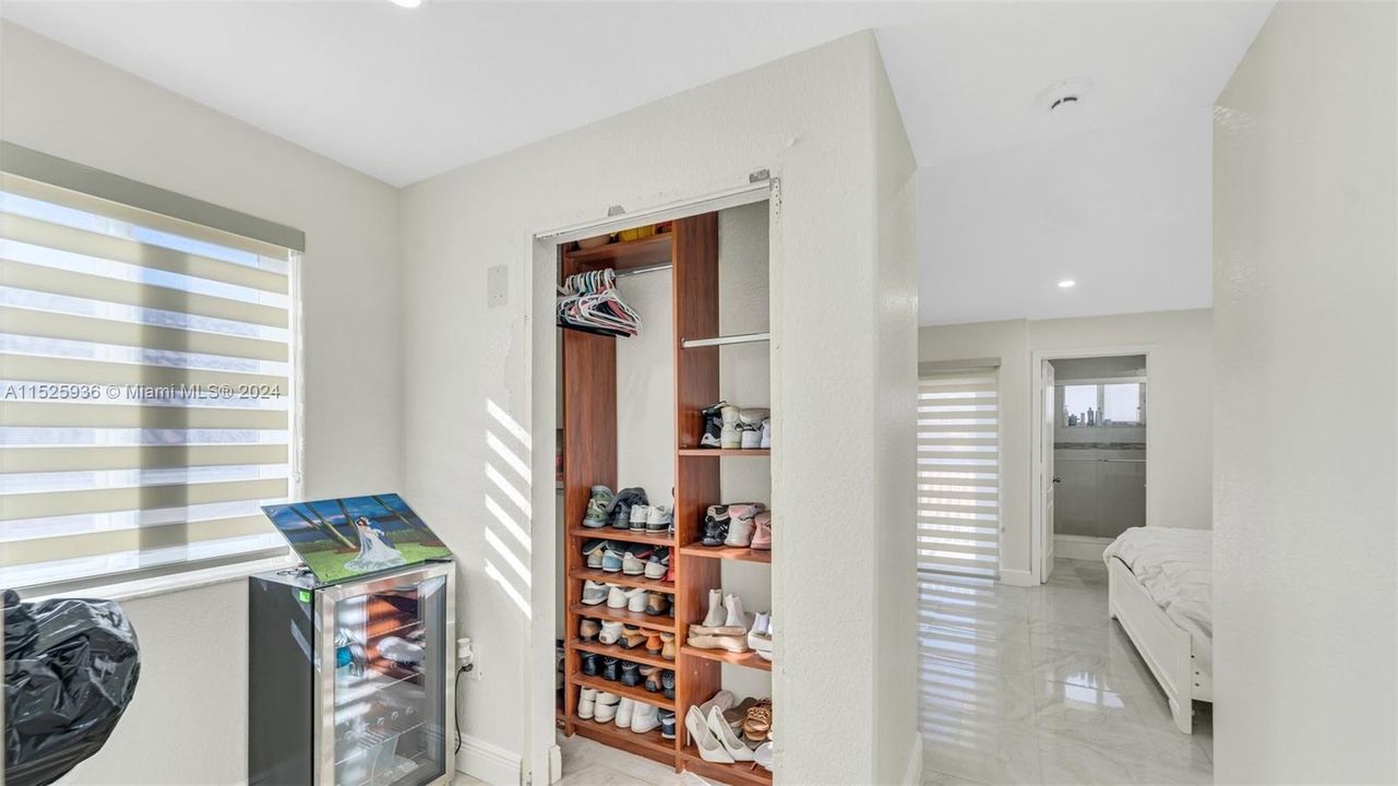 Recently Sold: $699,999 (3 beds, 2 baths, 2084 Square Feet)