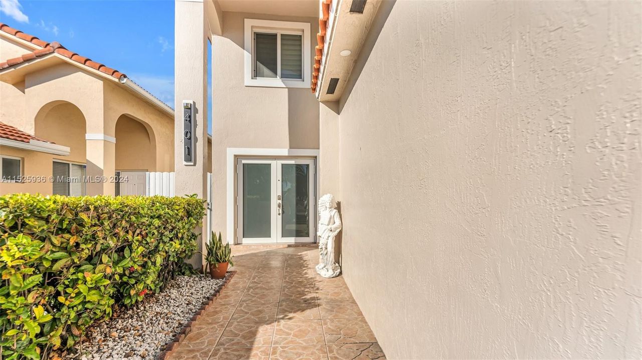 Recently Sold: $699,999 (3 beds, 2 baths, 2084 Square Feet)