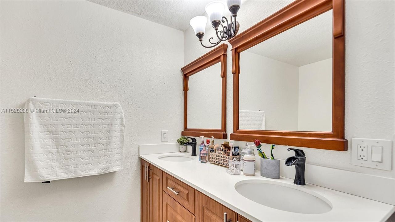 Recently Sold: $699,999 (3 beds, 2 baths, 2084 Square Feet)