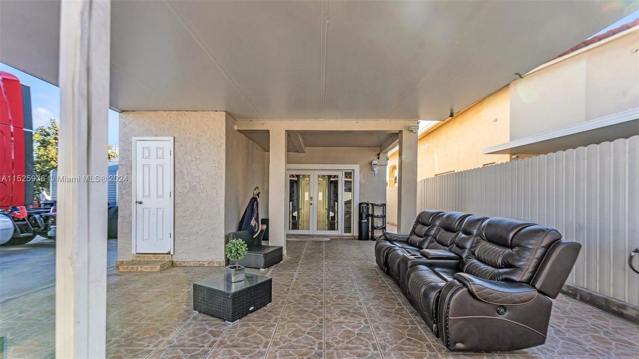 Recently Sold: $699,999 (3 beds, 2 baths, 2084 Square Feet)