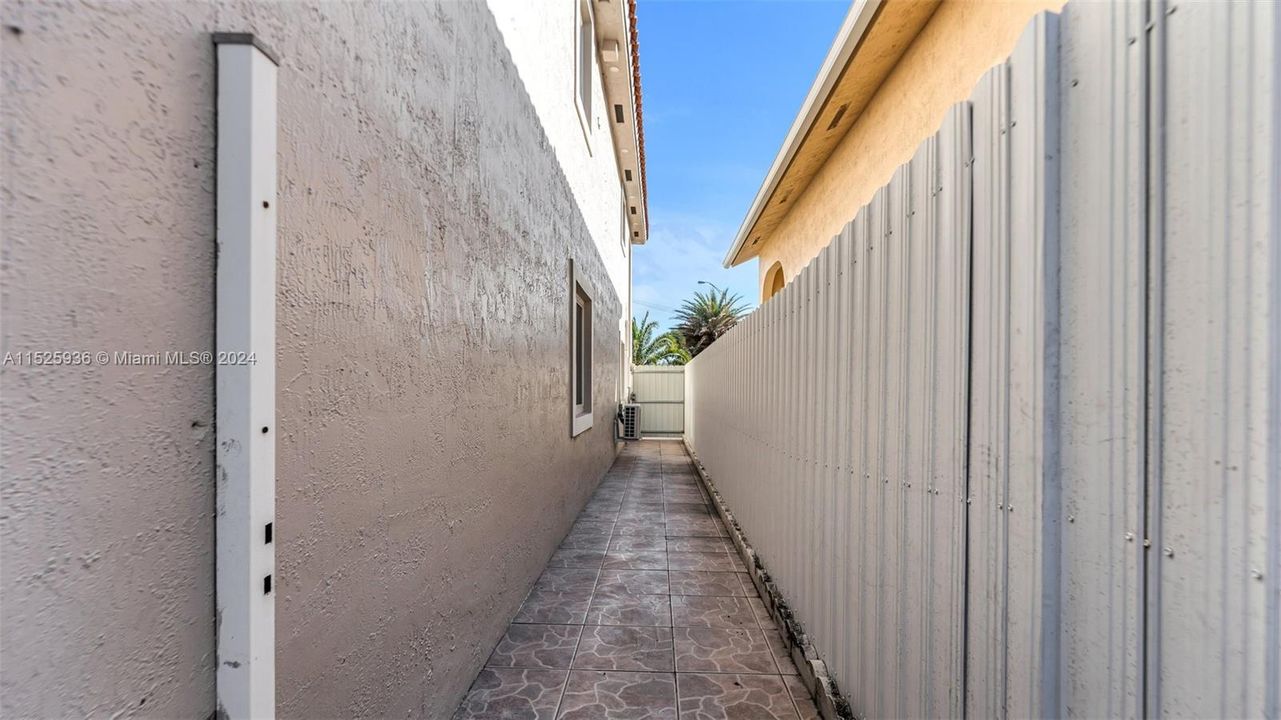 Recently Sold: $699,999 (3 beds, 2 baths, 2084 Square Feet)