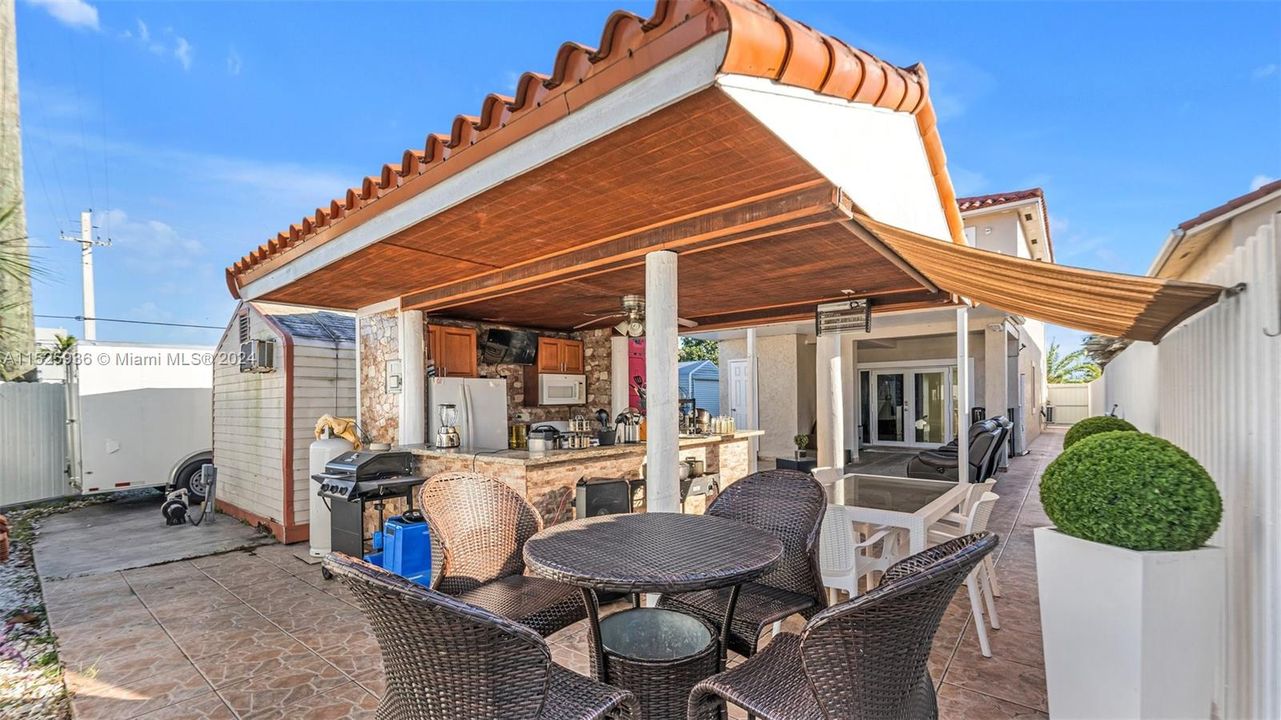 Recently Sold: $699,999 (3 beds, 2 baths, 2084 Square Feet)