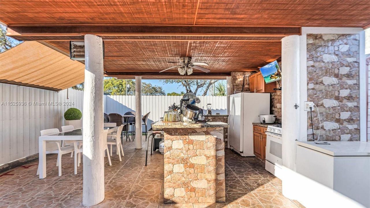 Recently Sold: $699,999 (3 beds, 2 baths, 2084 Square Feet)