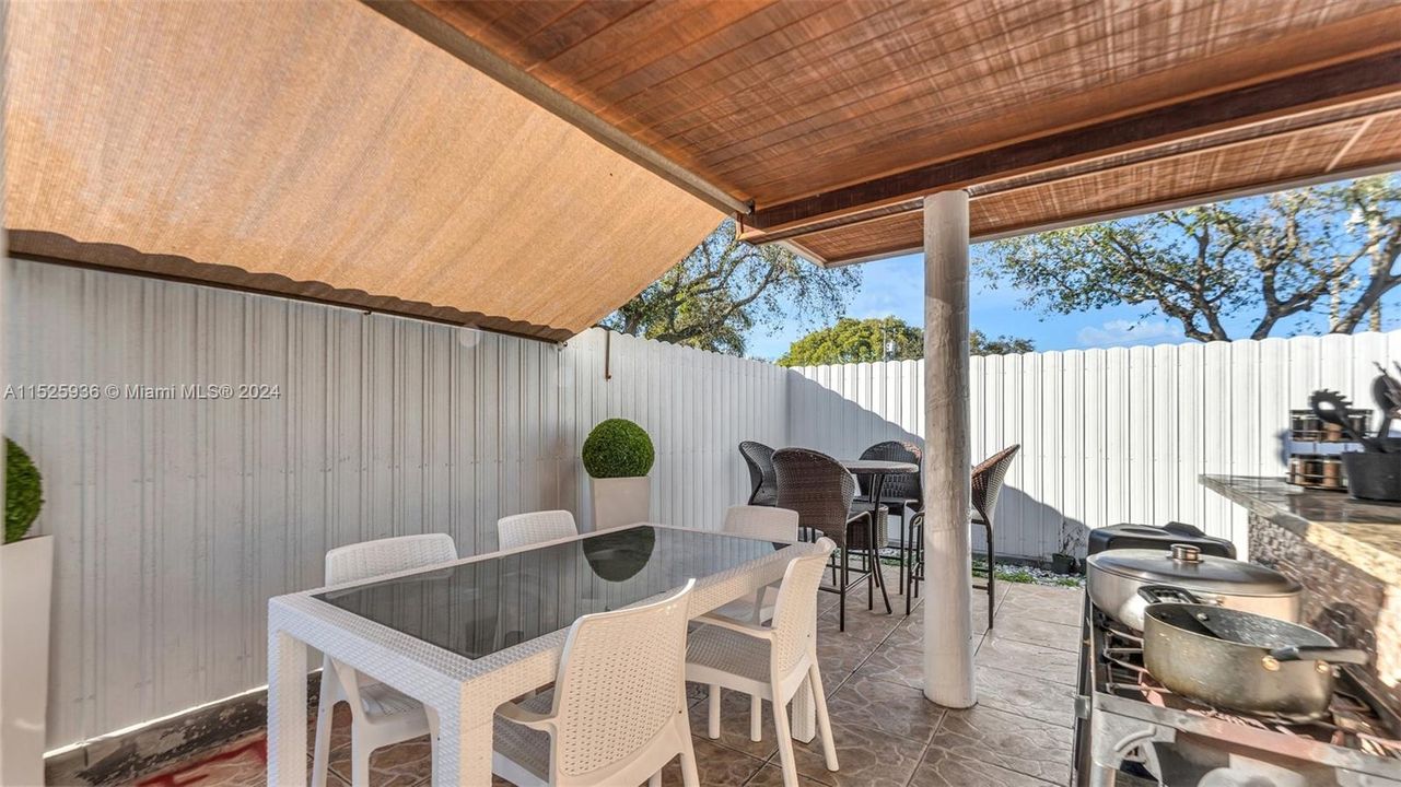 Recently Sold: $699,999 (3 beds, 2 baths, 2084 Square Feet)