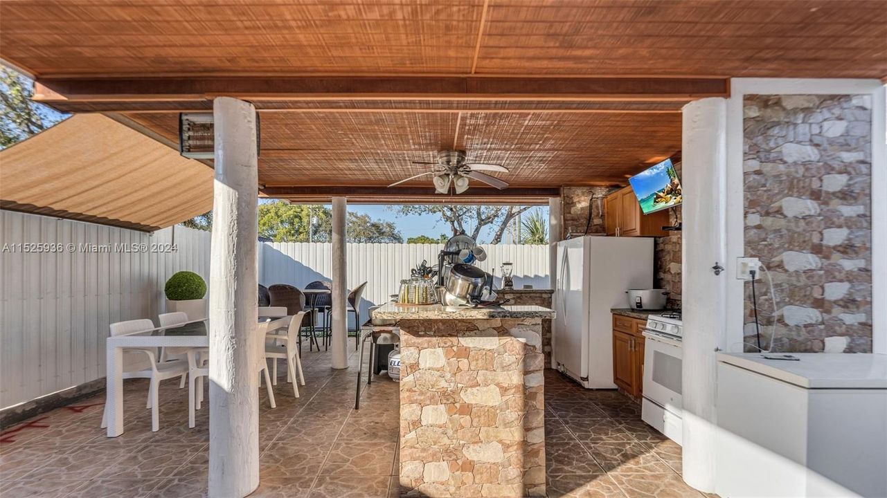 Recently Sold: $699,999 (3 beds, 2 baths, 2084 Square Feet)