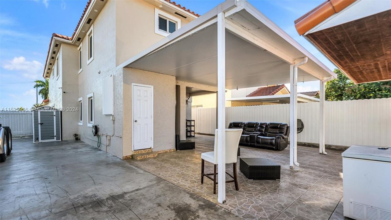 Recently Sold: $699,999 (3 beds, 2 baths, 2084 Square Feet)