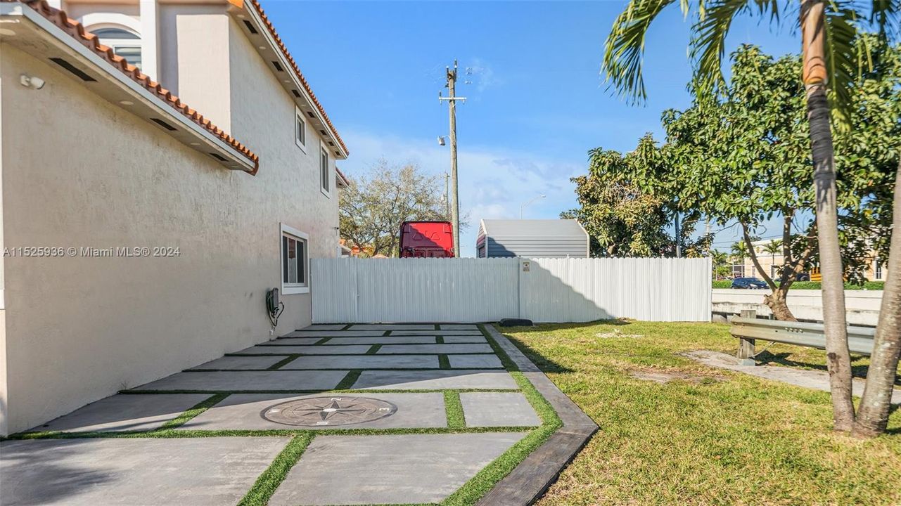Recently Sold: $699,999 (3 beds, 2 baths, 2084 Square Feet)