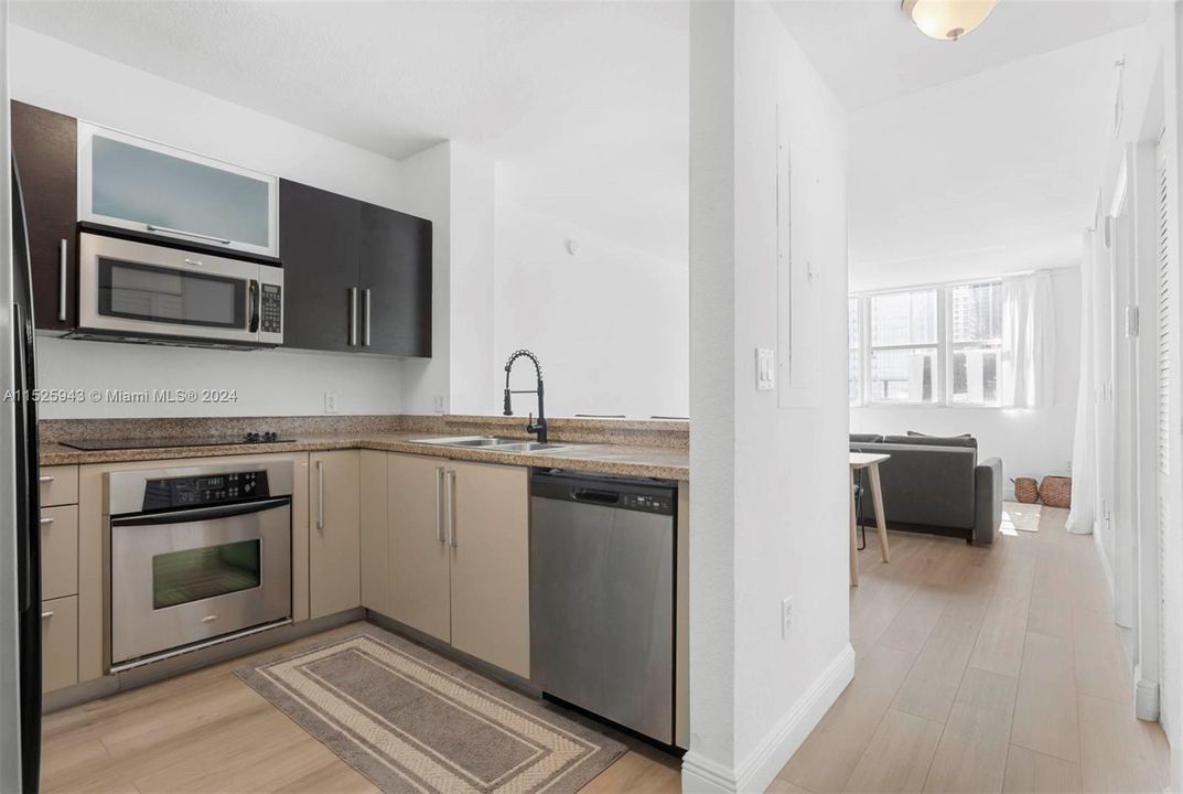 For Sale: $375,000 (1 beds, 1 baths, 706 Square Feet)