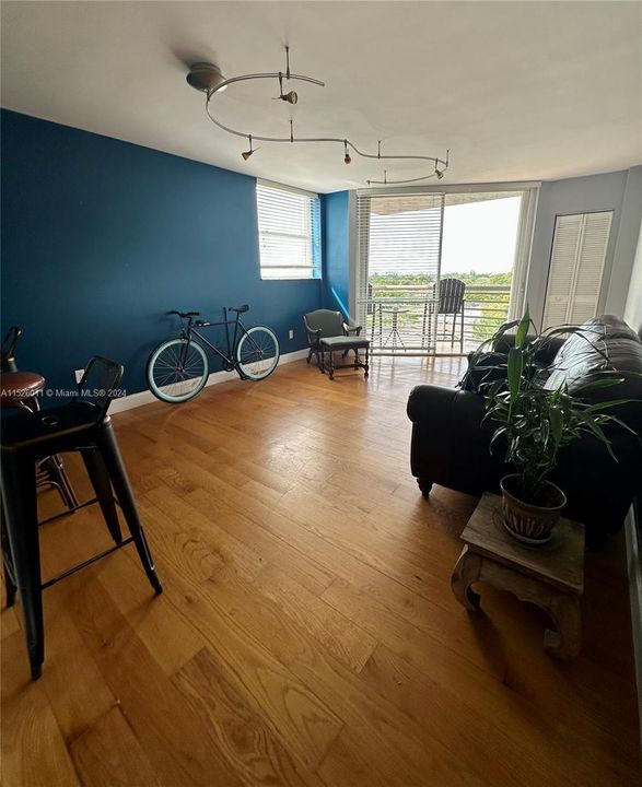 Active With Contract: $469,000 (2 beds, 2 baths, 1035 Square Feet)